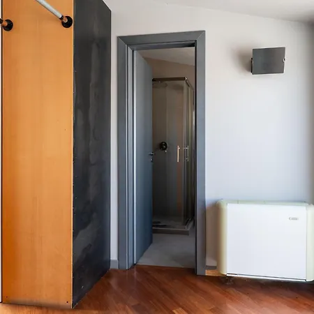 Interno Dieci Daire *
